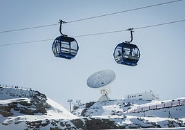 El único teleférico que funciona en Andalucía te lleva a la cima de una montaña nevada en 10 minutos