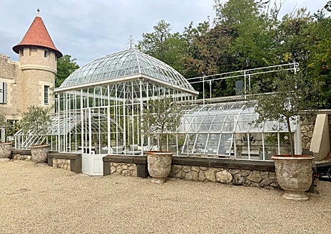 Imagem secundária 1 - Vista do Castelo de Les Carras desde a piscina, estufa-biblioteca e leitões na mini-quinta do hotel.