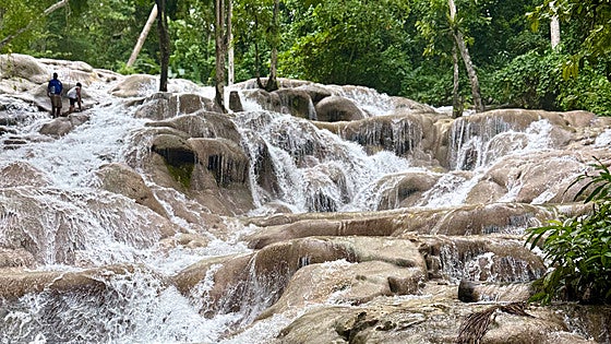La espectacular cascada jamaicana escalable que hizo famosa James Bond en los años 60