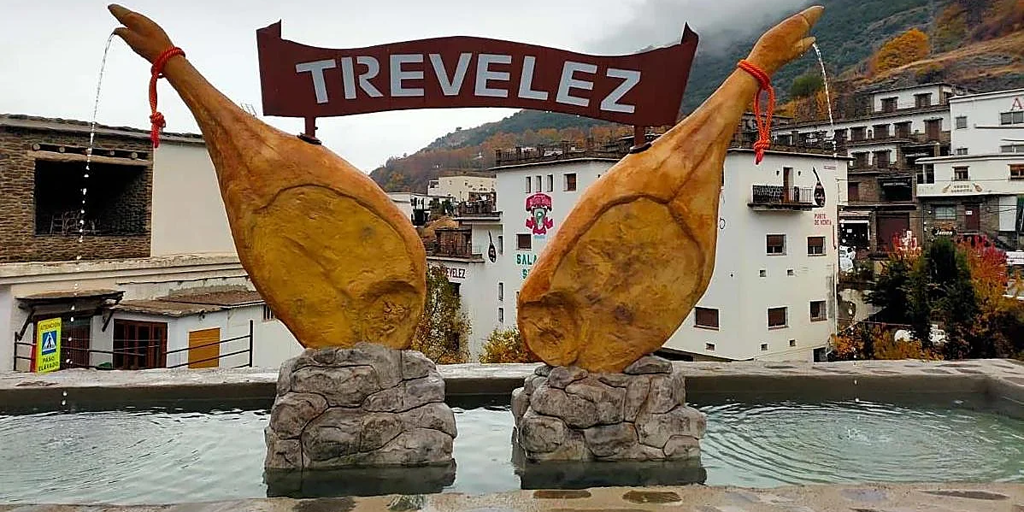 Mucho más que esquí: el pueblo blanco de Granada donde siempre es primavera (y tiene el mejor jamón)