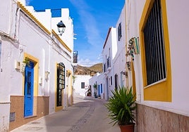 El pueblo de Almería que parece una isla: casas blancas rodeadas de mar y escenarios de Hollywood