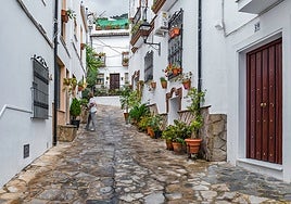 El pueblo de Cádiz que es la capital mundial de la piel y donde las casas cuelgan sobre un tajo de roca