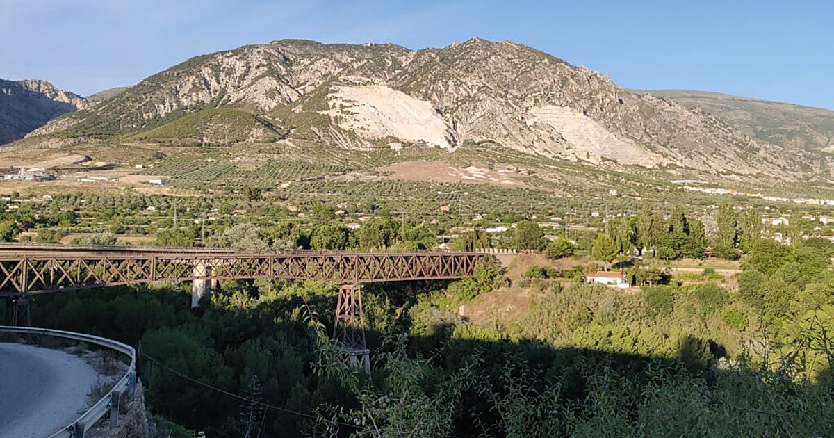 El puente de lata de un pueblo de Andalucía que tiene más de 100 años: ahora es un símbolo para hacer puenting