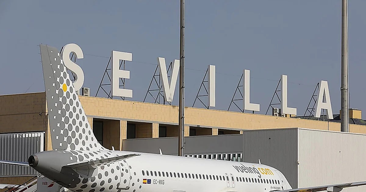 Vueling lanza billetes de avión por 12 euros entre Sevilla y esta encantadora isla costera con calas azules