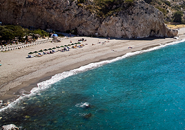 Entre la masificada Nerja y Motril: el retiro costero de aguas turquesas que sobrevive al turismo de masas