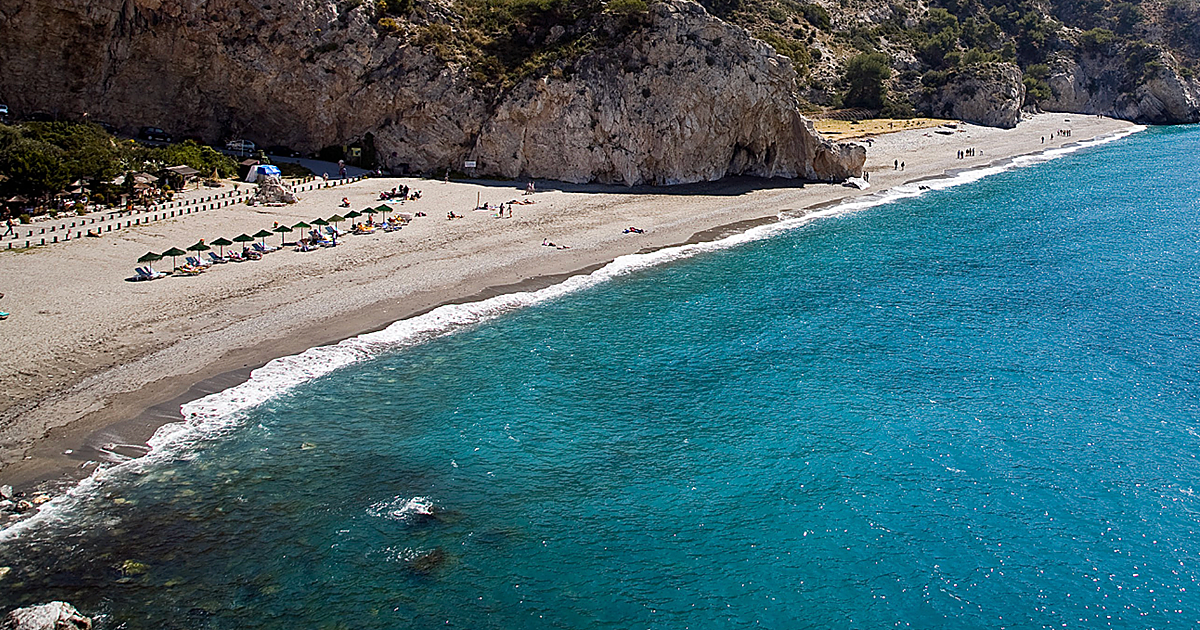 Entre la masificada Nerja y Motril: el retiro costero de aguas turquesas que sobrevive al turismo de masas