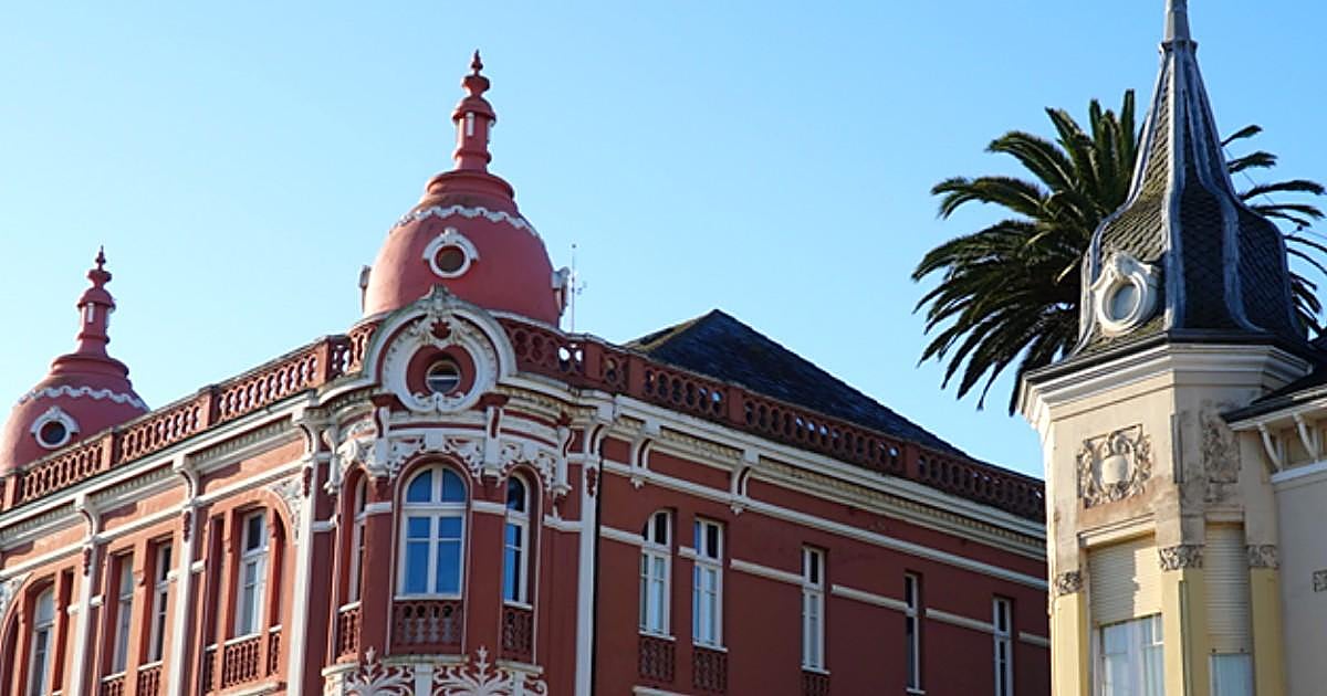 El precioso pueblo de Galicia con arquitectura indiana que tienes que visitar: un palacio de 1915 y una de las playas más bonitas de España