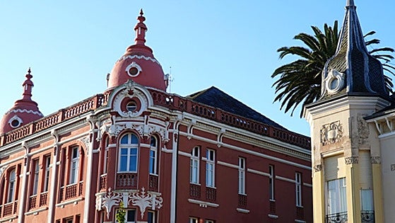 El precioso pueblo de Galicia con arquitectura indiana que tienes que visitar: un palacio de 1915 y una de las playas más bonitas de España