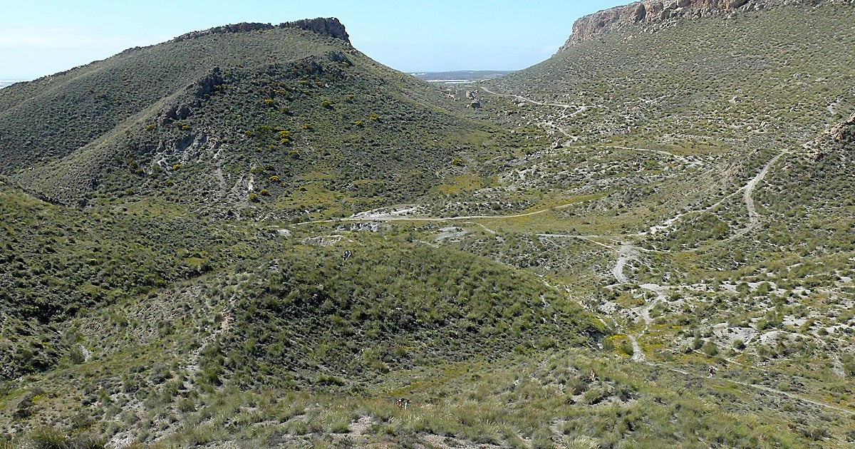 El cráter volcánico de Almería donde puedes caminar sobre «bombas» de lava negra y cristales rojos