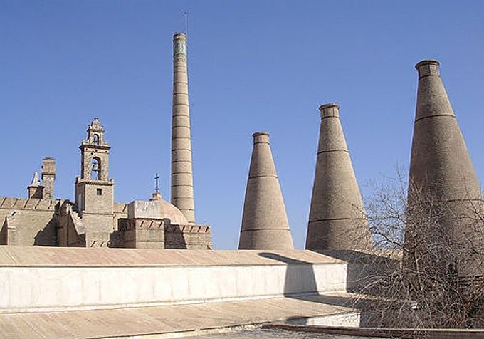 Chimeneas industriales en el monasterio de La Katuha