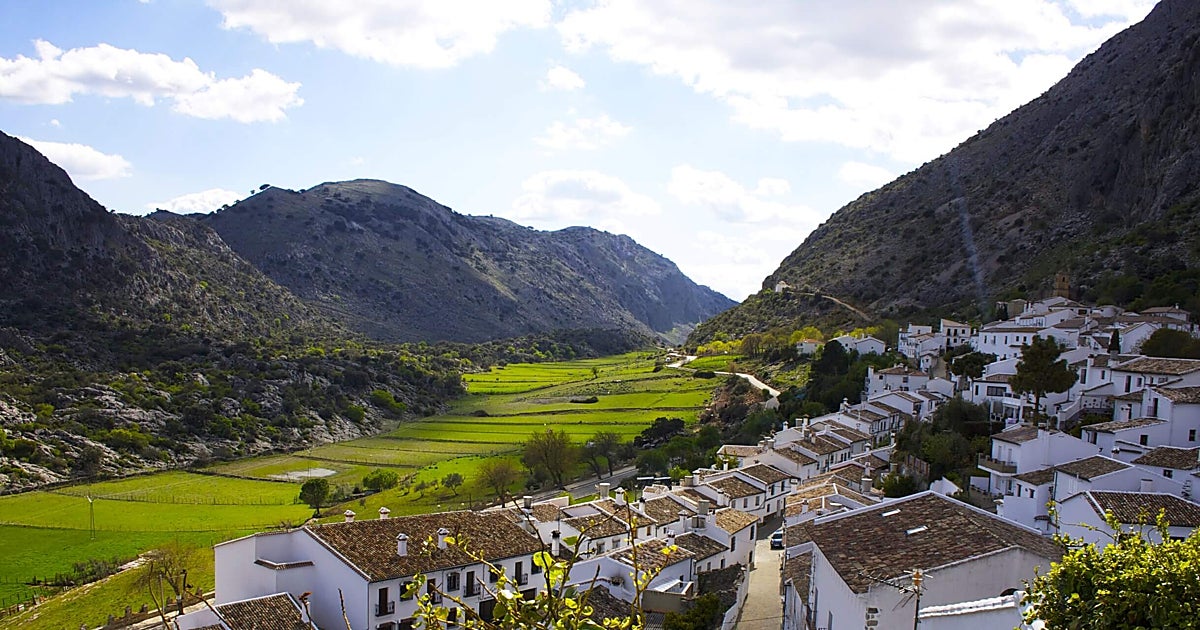 Ni un solo coche: el pueblo de Cádiz que es un laberinto de silencio y flores en primavera