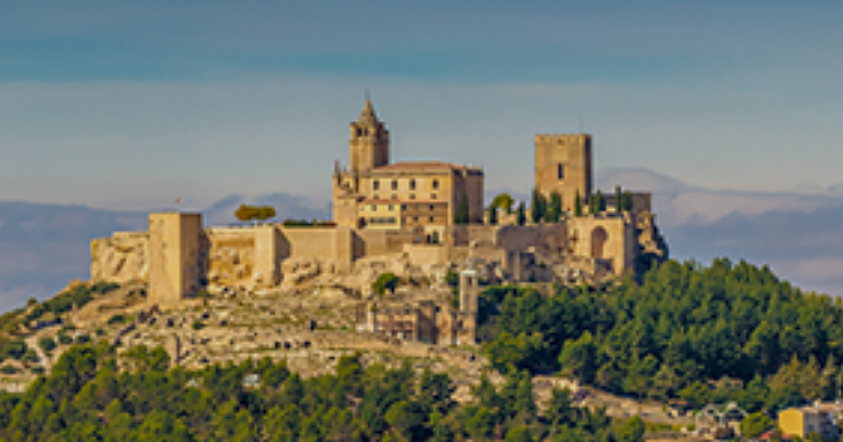 Situado entre Jaén y Granada, este «pueblo fortaleza» excavado en la roca es el retiro de montaña más inexpugnable