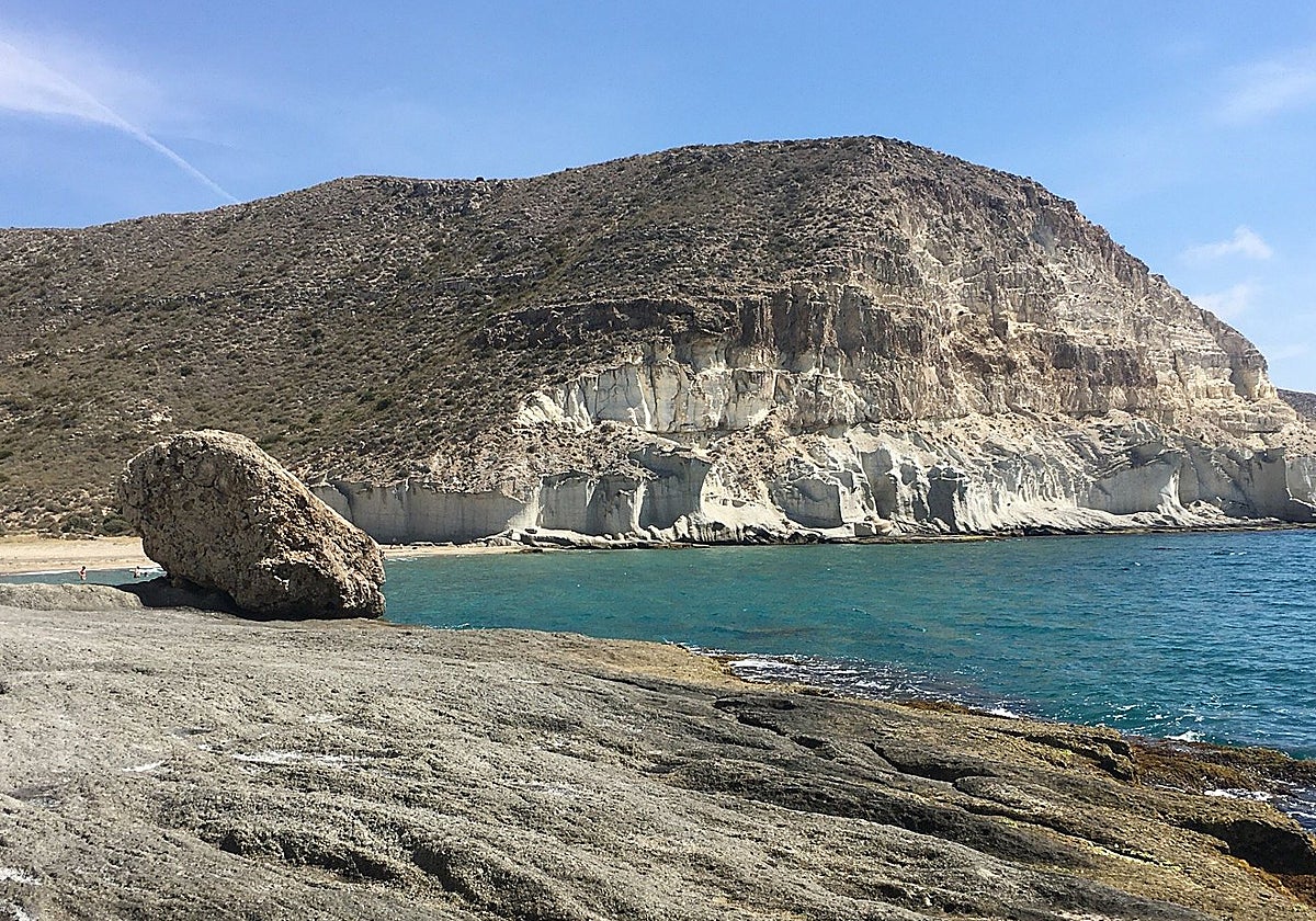 El «arrecife de cristal» de Almería: la cala secreta de acceso a pie donde el agua es tan transparente que no parece el Mediterráneo