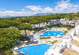 El nuevo hotel de lujo de Marbella rodeado de jardines subtropicales: campo de golf, piscinas y apartamentos exclusivos