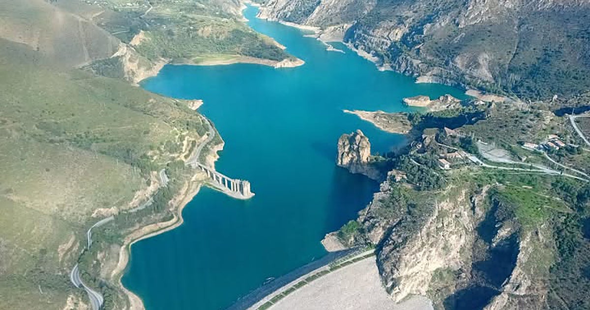 Esta carretera de 40 kilómetros es conocida como la más alta de Europa y es una ruta panorámica para acceder a Sierra Nevada