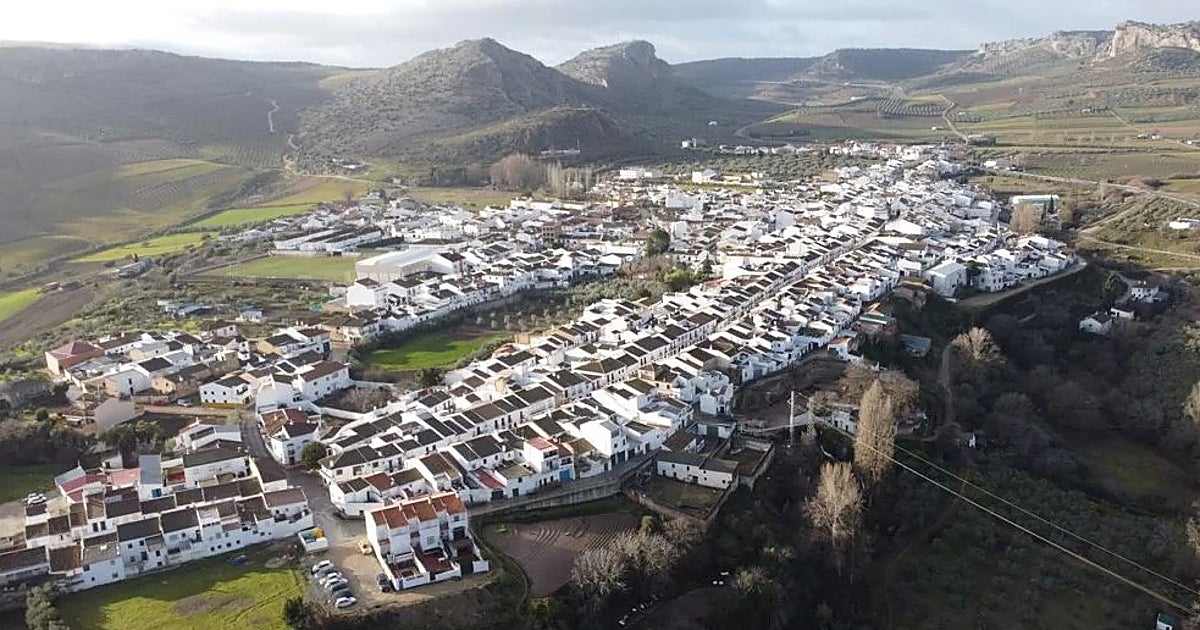 El pueblo de Málaga que vive dentro de una cueva: no es Setenil, es la aldea secreta excavada en la roca