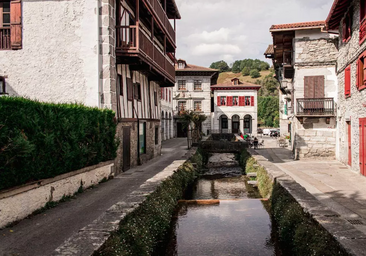 Parece Venecia, pero está en España: el pueblo de Navarra lleno de canales en un bello entorno natural