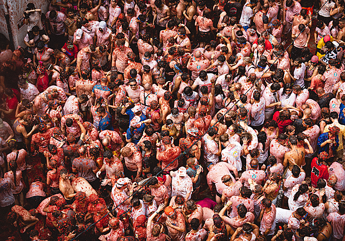 Miles de personas participan en La Tomatina