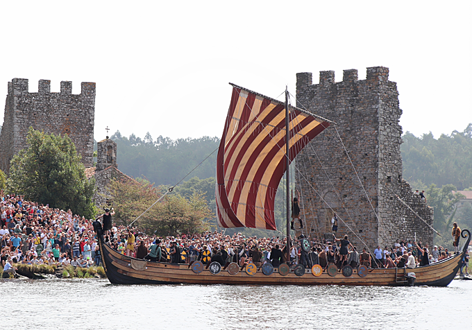 Vikingos llegando a Catoira