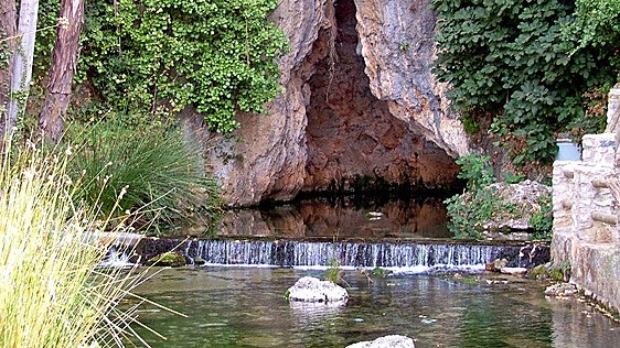 El «pueblo de los mil chorros» de Málaga: la aldea blanca donde el agua brota de cada rincón y puedes dormir en una casa-molino
