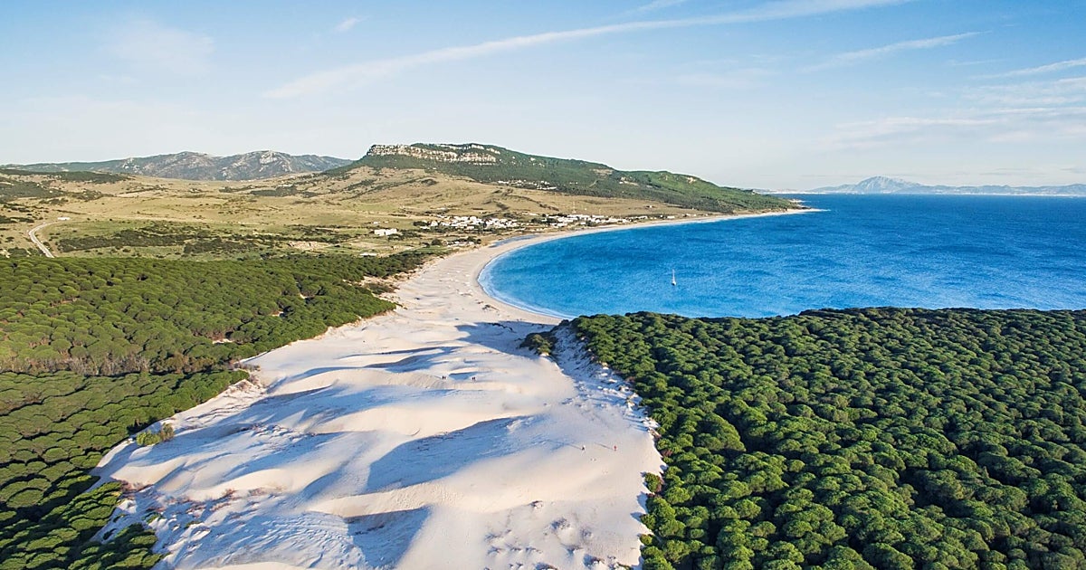 Tiene la duna más bonita de Andalucía y está a 2 horas de Sevilla: esta es la playa elegida entre las mejores de España en 2026