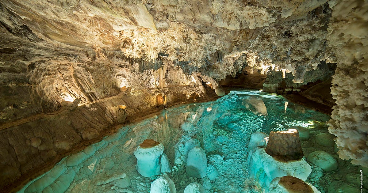 El pueblo donde mejor se come de Andalucía es famoso por su jamón: con una gruta que parece de otro mundo y un castillo de cuento
