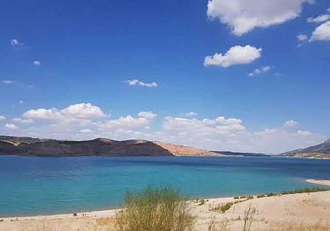 Playa de Freila en el embalse del Negratín