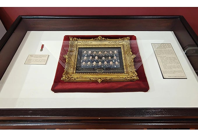 Vitrina con foto y explicación sobre el asalto al Palacio Real.
