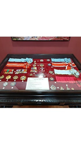 Imagen secundaria 2 - Arriba, Sala de Guardias extranjeras. Abajo, detalles del uniforme de gala y condecoraciones.