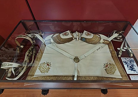 Imagen secundaria 1 - Arriba, Sala de Guardias extranjeras. Abajo, detalles del uniforme de gala y condecoraciones.