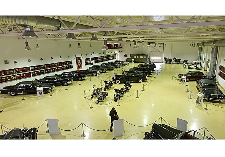 Imagen principal - Parque automovilístico, motos y Mercedes 540 G4 regalado por Hitler.