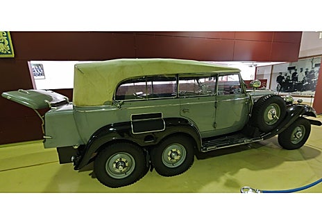 Imagen secundaria 1 - Parque automovilístico, motos y Mercedes 540 G4 regalado por Hitler.