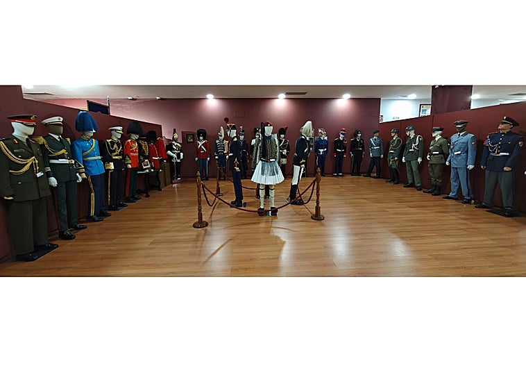 Imagen principal - Arriba, Sala de Guardias extranjeras. Abajo, detalles del uniforme de gala y condecoraciones.