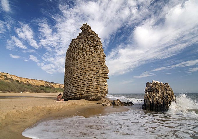 Uno de los rincones más interesantes de la Playa de Castilla, en el que se encuentra la conocida como Torre del Loro