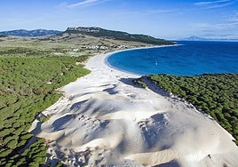 Olvídate del Caribe: los 6 pueblos de Andalucía con aguas turquesas y arena blanca que te harán sentir en las Bahamas