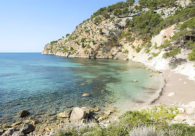 Imagen principal - Cala Blanca, en Mallorca; playa Guacimeta, en Lanzarote; playa Bassa de l'Arena, en Tarragona. 