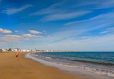 Imagen secundaria 1 - Cala Blanca, en Mallorca; playa Guacimeta, en Lanzarote; playa Bassa de l'Arena, en Tarragona. 