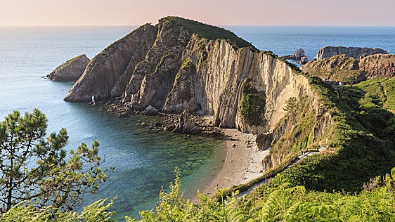 Imagen de la playa salvaje del Silencio, en Asturias