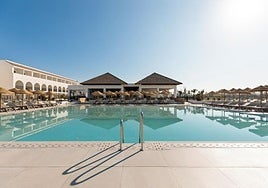 El súper hotel de 4 estrellas de Chipiona: 420 habitaciones de lujo, 5 piscinas y acceso directo a la playa