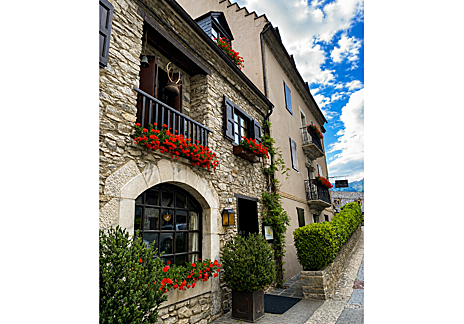 Imagen secundaria 1 - Calles con balcones floridos de Arties, y Trinxat del Pirineo, una de las especialidades en Urtau