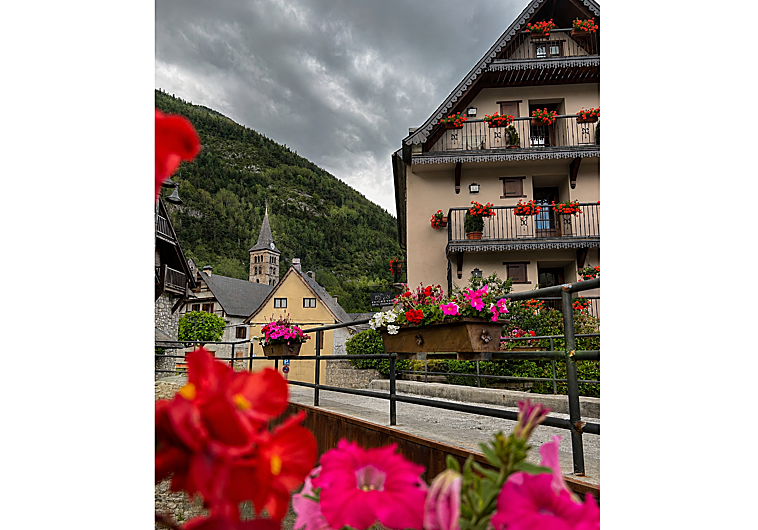 Imagen principal - Calles con balcones floridos de Arties, y Trinxat del Pirineo, una de las especialidades en Urtau