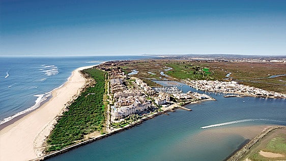 Olvida la Costa del Sol: retírate en este refugio con playas vírgenes, los inviernos más suaves de Europa y el aire más sano de España