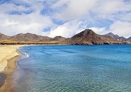Esta «isla» de Almería es una joya virgen con playas de arena blanca, refugios bajo las estrellas y el agua más cristalina de España