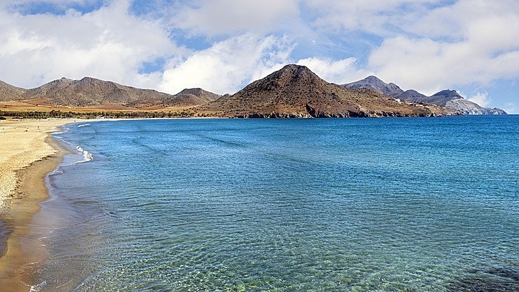 Esta «isla» de Almería es una joya virgen con playas de arena blanca, refugios bajo las estrellas y el agua más cristalina de España