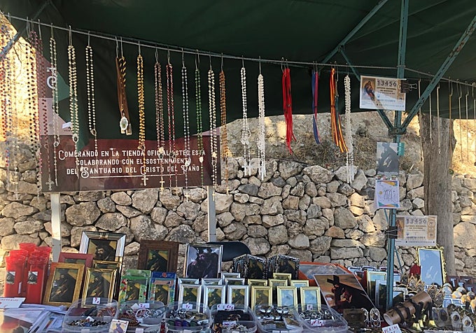 Puesto de recuerdos del Cristo del Paño, cuya romería, cada 5 de octubre, reúne a miles de personas en Moclín