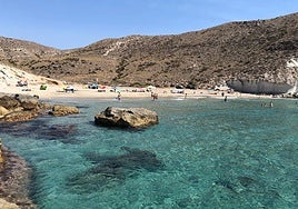 La playa virgen de Almería a la que solo se llega tras 25 minutos a pie por roca volcánica y que oculta dunas de otro planeta