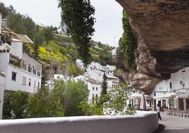 El pueblo de Cádiz construido bajo una roca donde se come uno de los mejores guisos de Andalucía
