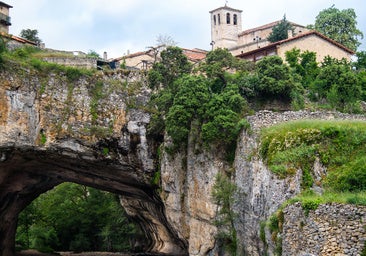 El pueblo de Burgos que se asienta sobre un arco de piedra de 15 metros de altura