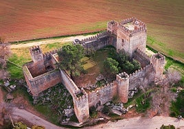 Tiene un castillo de origen árabe y protege un manantial: es el castillo medieval más curioso de Andalucía, y está en Sevilla
