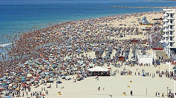 Prohibido reservar sitio con toallas: la nueva norma que está revolucionando las playas de Cádiz este verano
